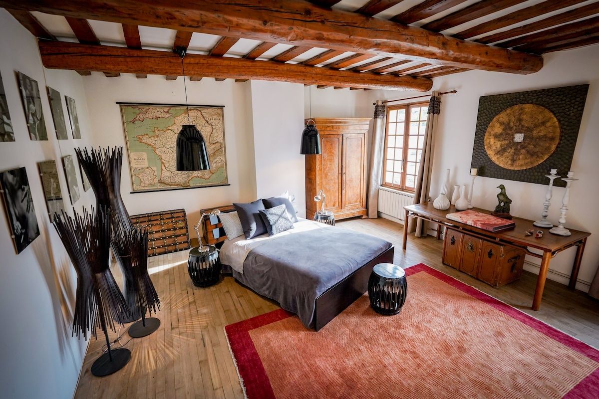 La chambre Berger, a bed set into a stone alcove under beams