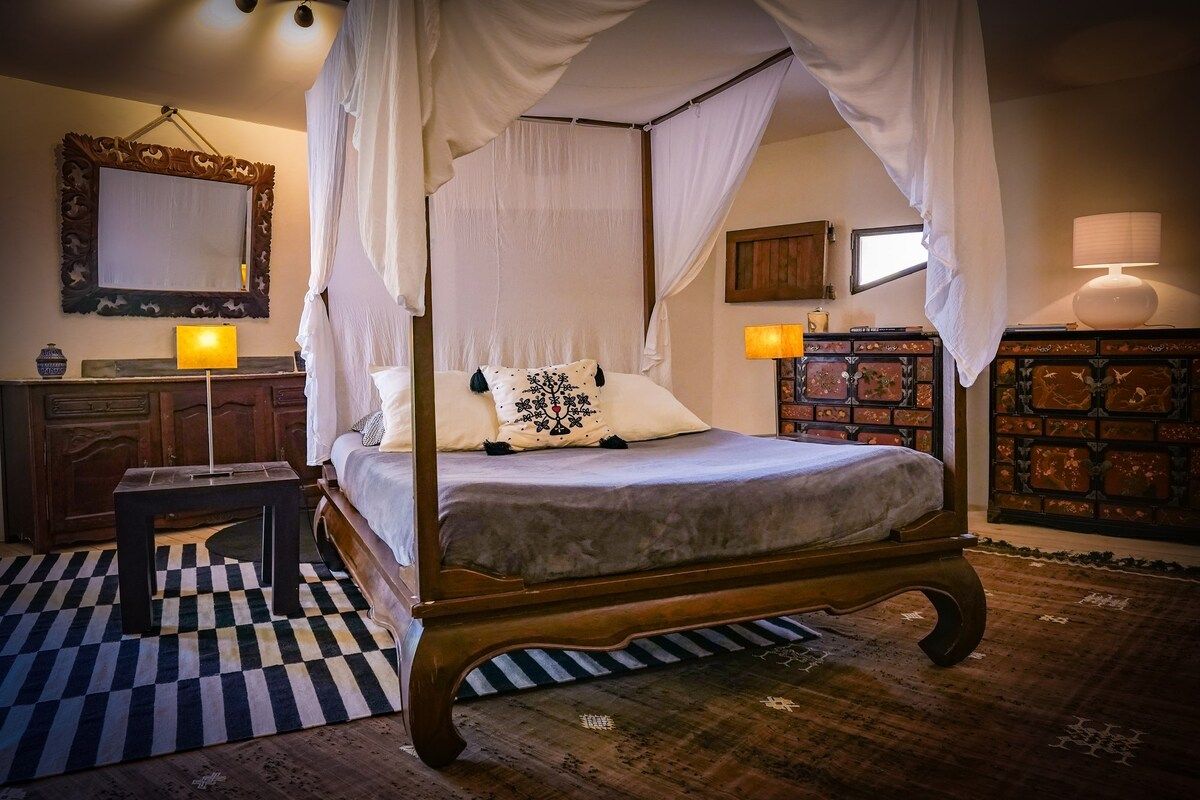 La chambre Grenier, a four-poster bed beneath the roof beams