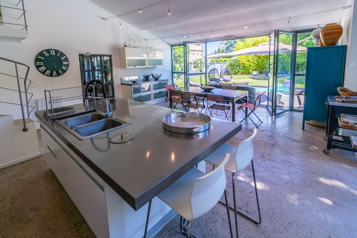 The kitchen island in polished concrete